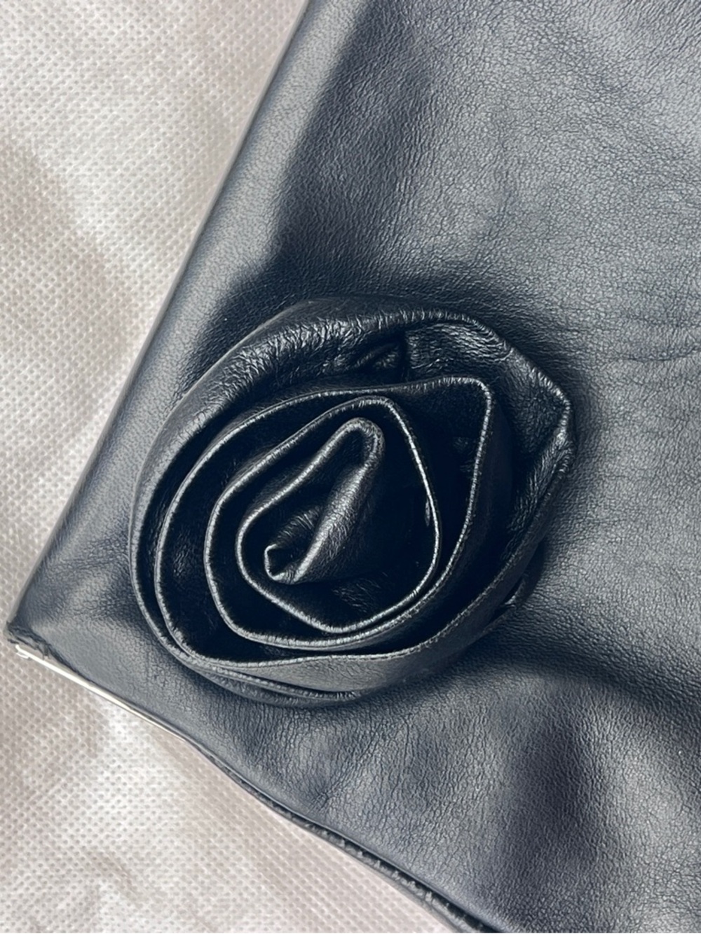 VINTAGE AUTHENTIC Gucci Black Leather Rose Appliqué Clutch - Picture 2 of 10